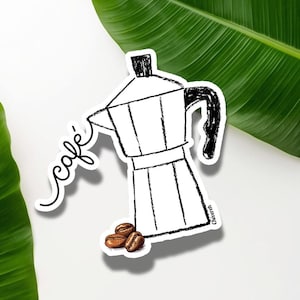Puede incluir: Una pegatina con una ilustración en blanco y negro de una cafetera italiana con la palabra "café" en cursiva. Tres granos de café están en la parte inferior. El fondo incluye una hoja verde y una superficie blanca.