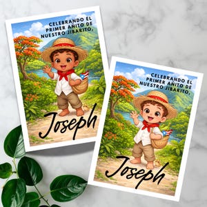 Puede incluir: Dos ilustraciones idénticas de un niño con sombrero de paja y bufanda roja, llevando una cesta con una bandera puertorriqueña. El texto dice "CELEBRANDO EL PRIMER ANITO DE NUESTRO JIBARITO" y el nombre "Joseph".