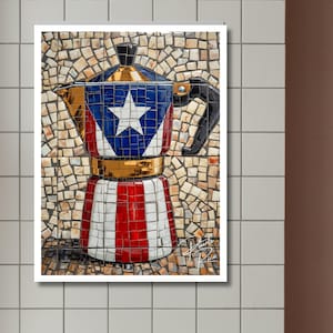 Puede incluir: Una obra de arte en mosaico de una cafetera con la bandera de Puerto Rico. La sección superior es azul con una estrella blanca, la del medio es dorada y la inferior es de rayas rojas y blancas. El asa es negra.