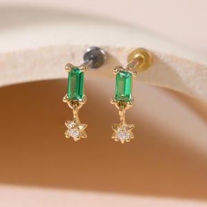 Piercing de estrella colgante de esmeralda en oro macizo de 14 quilates/pendiente de lóbulo con circonita cúbica y esmeralda baguette/pendiente de cartílago/pasador sin rosca/caracola de hélice dorada con parte trasera plana