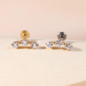 Brinco em ouro maciço 14K com zircônia cúbica transparente – modelo Helix Conch, sem rosca e com fecho plano.