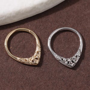 Aro de oro macizo de 14 quilates con forma de V y diseño floral, para piercing de cartílago, sin costuras, con textura y bisagra.