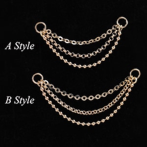 Op de afbeelding: Goudkleurige oorbelkettingen in twee stijlen, A en B, tegen een zwarte achtergrond. Stijl A heeft drie fijne kettingen, terwijl stijl B een mix van kettingtypes heeft, waaronder kralen en schakels. De teksten "A Style" en "B Style" zijn zichtbaar.