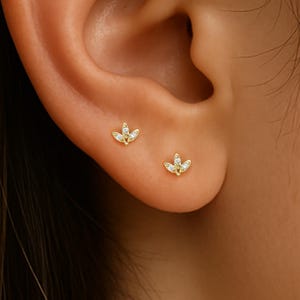 Piercing de oro macizo de 14 quilates con forma de flor de diamante, con triple pétalo para hélix y parte trasera plana, con presión para iris y trago, con pasador sin rosca de lirio y con forma de caracola con diseño floral para labio.