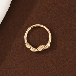 Pendiente de aro con cierre de clic en forma de serpiente enroscada de oro macizo de 14 quilates / Joyería para septum nasal con forma de animal / Piercing de aro articulado sin costuras para cartílago, hélix, lóbulo y concha