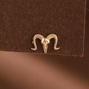 14K Solid Gold Ram Skull Flat Back Stud/Horned Skull Cartilage Helix Conch Tragus Piercing Jewelry/Ram Skeleton Threadless Push Pin Earring