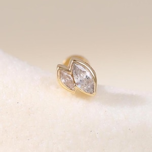 Piercing de oro macizo de 14 quilates con circonita cúbica transparente, doble hoja, para hélix, trago, labio, sin rosca, con forma de concha, parte trasera plana.