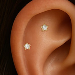 Piercing em ouro maciço 14K com pino rosqueado em estrela e diamante/Piercing em tragus Polaris Helix/Pérola Celestial com parte traseira plana/Labret com zircônia cúbica transparente/Piercing em estrela com parafuso