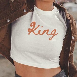 キングスクリプトベビーTシャツ：ロイヤルコアコケットフィットTシャツ