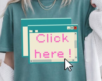 T-shirt Click Here : T-shirts sur le thème de la culture internet, mode vaporwave, style Frutiger Aero, cadeaux années 2000