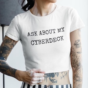 Pregunta por mi camiseta Cyberdeck: Camiseta tecnológica cyberpunk, camisetas para chicas informáticas, moda alternativa DIY solarpunk.