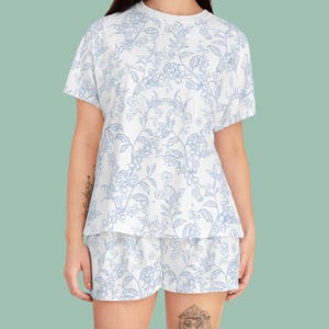 Dainty Chinoiserie Blue French Floral Pajamas,Toile de Jouy Chateaucore Old Money Sleepwear, Cottagecore Bridal Bachelorette Party Gifts