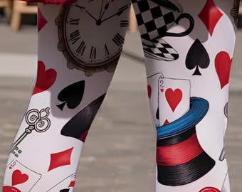 Collants Alice au pays des merveilles : collants inspirés du Chapelier fou et de la Reine de Cœur.