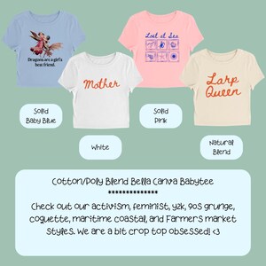 Puede incluir: Cuatro camisetas cortas en colores azul beb&eacute;, blanco, rosa s&oacute;lido y mezcla natural. Las camisetas presentan varios dise&ntilde;os y textos, incluyendo "Dragons are a girl's best friend", "Mother", "Lost at Sea" y "Larp Queen".