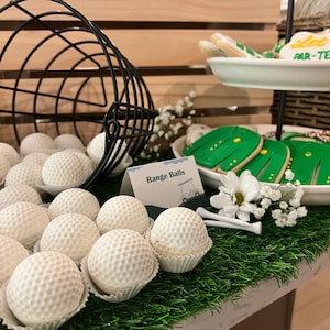 Cartes de placement de nourriture ! Fête d'anniversaire de golf sur le thème.
