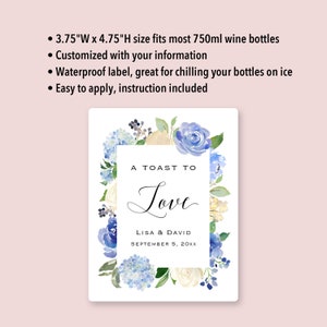 Op de afbeelding: Een wit wijnfleslabel met een blauw en wit bloemenontwerp. Het label zegt "A Toast To Love" met de namen Lisa & David en de datum 5 september 20xx. Het label is 9,5 cm breed en 12,1 cm hoog.