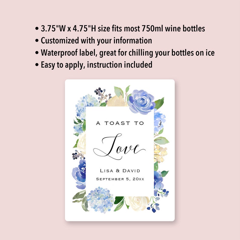 Op de afbeelding: Een wit wijnfleslabel met een blauw en wit bloemenontwerp. Het label zegt "A Toast To Love" met de namen Lisa & David en de datum 5 september 20xx. Het label is 9,5 cm breed en 12,1 cm hoog.