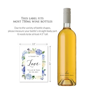 Op de afbeelding: Een etiket voor een witte wijnfles met een aquarel bloemenontwerp in tinten blauw en wit. Het etiket zegt "A Toast to Love" met de namen Taylor & Todd en de datum 30 mei 2021. Het etiket is 3,5 inch breed en 4,5 inch hoog.