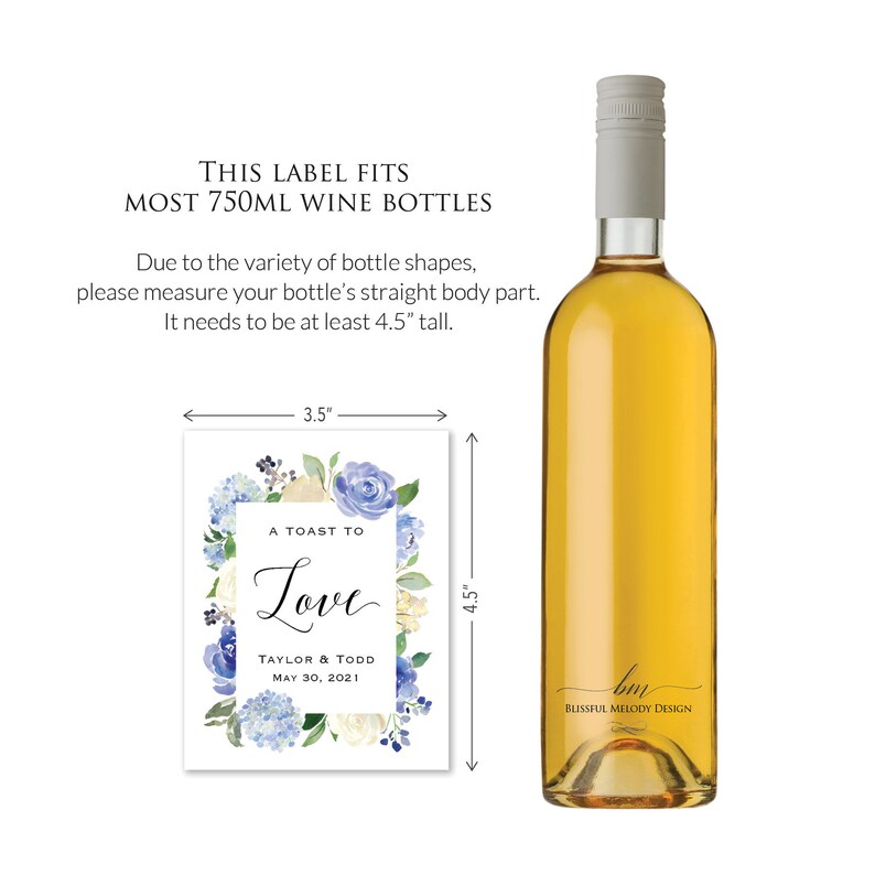 Op de afbeelding: Een etiket voor een witte wijnfles met een aquarel bloemenontwerp in tinten blauw en wit. Het etiket zegt "A Toast to Love" met de namen Taylor & Todd en de datum 30 mei 2021. Het etiket is 3,5 inch breed en 4,5 inch hoog.