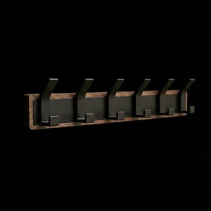 Pu&ograve; includere: Un attaccapanni da parete con sei ganci in metallo nero. I ganci sono montati su una tavola di legno rettangolare con finitura marrone scuro. Lo sfondo &egrave; nero pieno.