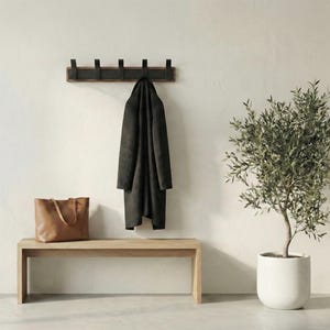Pu&ograve; includere: Un cartello in legno fatto a mano con la scritta "Welcome" in un carattere giocoso. Il cartello &egrave; dipinto di bianco con una finitura invecchiata e presenta un piccolo cuore decorativo. Ideale per una porta d'ingresso o un ingresso.