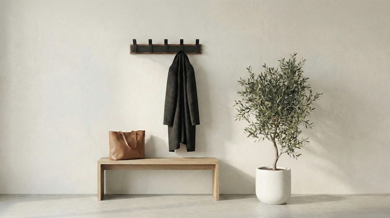 Pu&ograve; includere: Un cartello in legno fatto a mano con la scritta "Welcome" in un carattere giocoso. Il cartello &egrave; dipinto di bianco con una finitura invecchiata e presenta un piccolo cuore decorativo. Ideale per una porta d'ingresso o un ingresso.
