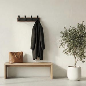 Pu&ograve; includere: Un set di tre tazze in ceramica con finitura opaca e macchiettata. Le tazze sono nei toni del crema, grigio chiaro e grigio scuro. Ogni tazza ha un design semplice e minimalista, perfetto per caff&egrave; o t&egrave;.