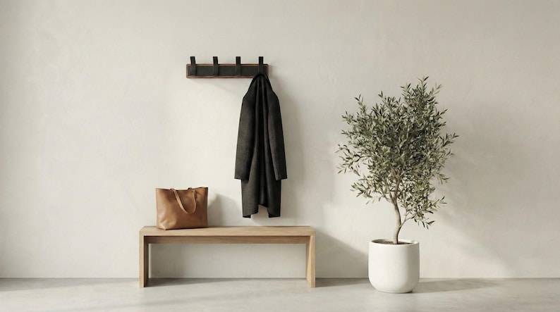 Pu&ograve; includere: Un set di tre tazze in ceramica con finitura opaca e macchiettata. Le tazze sono nei toni del crema, grigio chiaro e grigio scuro. Ogni tazza ha un design semplice e minimalista, perfetto per caff&egrave; o t&egrave;.
