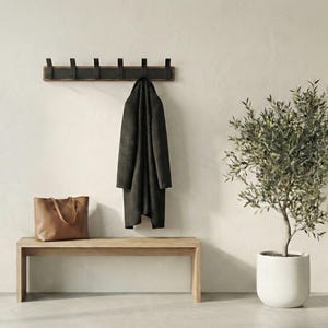 Pu&ograve; includere: Un set di tre tazze in ceramica con finitura opaca e macchiettata. Le tazze sono nei toni del crema, grigio chiaro e grigio scuro. Ogni tazza ha un design semplice e minimalista, perfetto per caff&egrave; o t&egrave;.