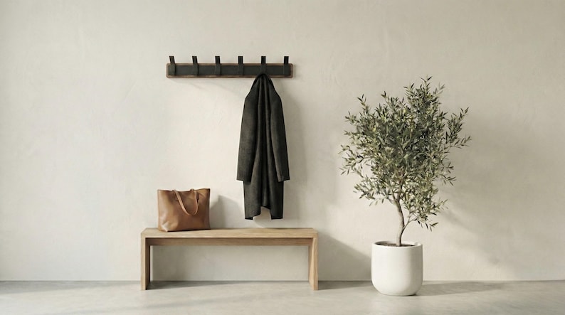 Pu&ograve; includere: Un set di tre tazze in ceramica con finitura opaca e macchiettata. Le tazze sono nei toni del crema, grigio chiaro e grigio scuro. Ogni tazza ha un design semplice e minimalista, perfetto per caff&egrave; o t&egrave;.