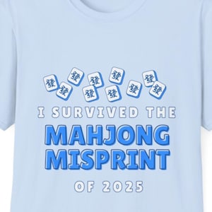 Eu sobrevivi ao erro de impressão da camiseta Mahjong de 2025 - Letras azuis soltas - Brincando com a carta Mahjong de 2025