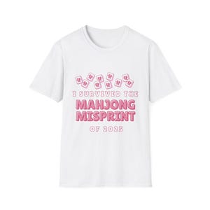 Eu sobrevivi ao erro de impressão da camiseta Mahjong de 2025 - Letras Rosa - Brincando com a carta Mahjong de 2025