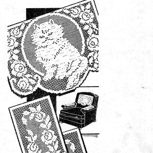 Puede incluir: Imagen en blanco y negro de tres doilies de ganchillo. Los doilies tienen la forma de un gato, una flor y una corona. Los doilies se muestran sobre una imagen en blanco y negro de un sillón.
