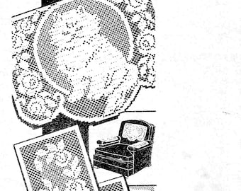Puede incluir: Imagen en blanco y negro de tres doilies de ganchillo. Los doilies tienen la forma de un gato, una flor y una corona. Los doilies se muestran sobre una imagen en blanco y negro de un sillón.