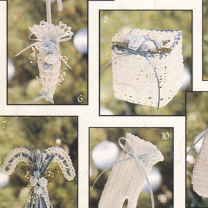 Può includere: Dodici ornamenti in crochet bianco con dettagli blu, tra cui una chiesa, un guanto, una candela, un cestino, una scatola regalo e una ghirlanda. Gli ornamenti sono appesi a un albero di Natale.