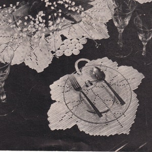 Digitalt virkat bordsunderlägg med lönnlöv och druvor, mönster i PDF-format