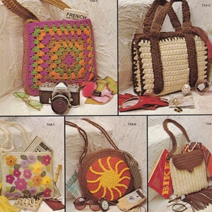 Könnte beinhalten: Vier gehäkelte Taschen aus Teppichgarn. Die Taschen sind in verschiedenen Farben und Mustern, darunter eine braune und weiße Tasche, eine rosa, grüne und orangefarbene Tasche, eine braune und gelbe Tasche und eine braune und weiße Tasche mit Blumenmuster. Die Taschen werden alle mit verschiedenen Accessoires wie Sonnenbrillen, einer Kamera und Büchern gezeigt.