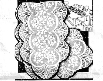 Può includere: Un'immagine in bianco e nero di uno schema di scialle a filet all'uncinetto. Lo schema presenta un motivo ripetitivo di fiori e foglie. L'immagine include anche una piccola illustrazione di una tavola apparecchiata con uno scialle all'uncinetto sopra.