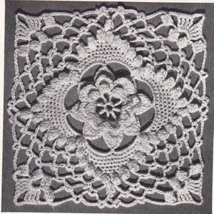 Peut inclure: Un carré crocheté blanc avec un motif floral au centre. Le carré est réalisé avec un point délicat et ajouré.