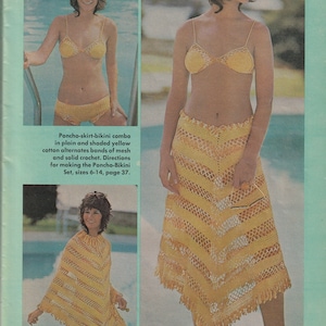 Puede incluir: Un conjunto de crochet amarillo de poncho, falda y bikini. El poncho y la falda tienen un patrón a rayas y un ribete de flecos. La parte superior del bikini tiene un diseño sencillo. Poncho-falda-bikini combo en algodón amarillo liso y sombreado, alternando bandas de malla y crochet sólido. Instrucciones para hacer el conjunto Poncho-Bikini, tallas 6-14, página 37.