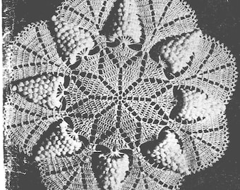 Può includere: Un centrino all'uncinetto bianco con un design circolare e otto gruppi di piccoli fiori all'uncinetto attorno al centro.
