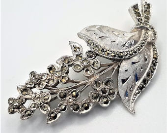 c.1960 Marcasite Flower Brooch... Signé Sphinx... Pièce de designer