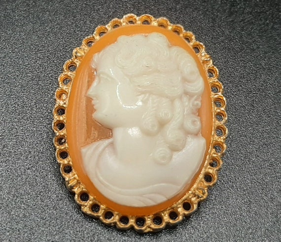 c.1980s Vintage Cameo Brooch... Bright White Oran… - image 1