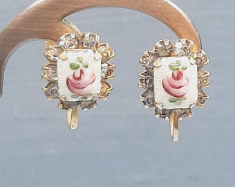 c.1950s Bonitos pendientes de rosa... Esmalte pintado a mano... Diamantes brillantes... Tornillo hacia atrás... Pequeños pernos limpios