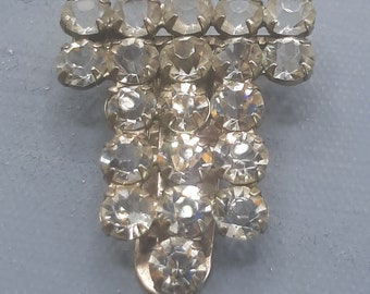 c.1930s Clip de vestido de diamantes brillantes... Forma escalonada Art Deco... Piedras con respaldo abierto