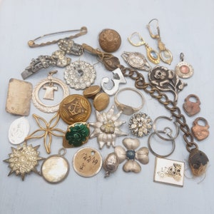 Vintage Small Metal Components Lot... Repurpose Broken Jewellery... Interesting Shapes... Mixed Gold Silver Tones... Destash Lot