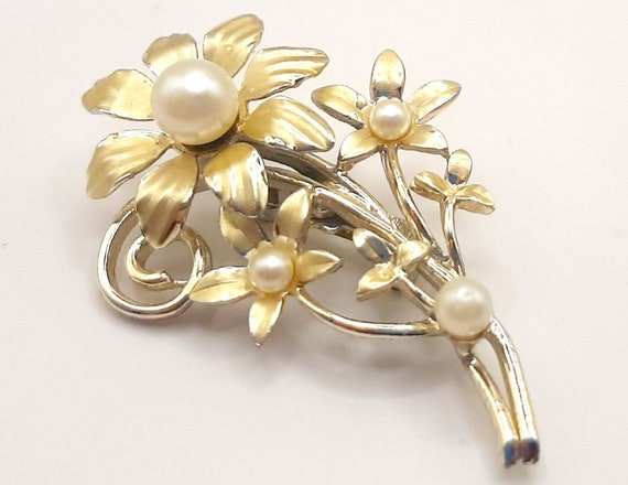 c.1970s Flower Bouquet Brooch... Pale Goldtone Me… - image 1