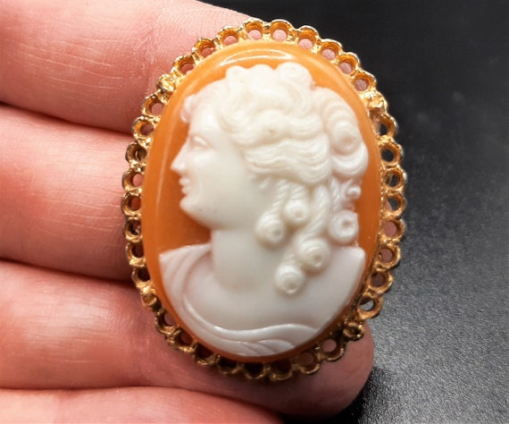 c.1980s Vintage Cameo Brooch... Bright White Oran… - image 5