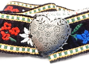 Cinturón alpino vintage y hebilla... Cierre de corazón de metal... Cinturón de flores Edelweiss... Traje de arte popular... Excelente condición
