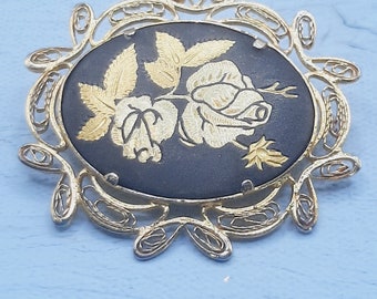 c.1950s Broche de Toledo español... Filigrana de metal dorado... Diseño de flores de rosa y hoja... Oro sobre negro